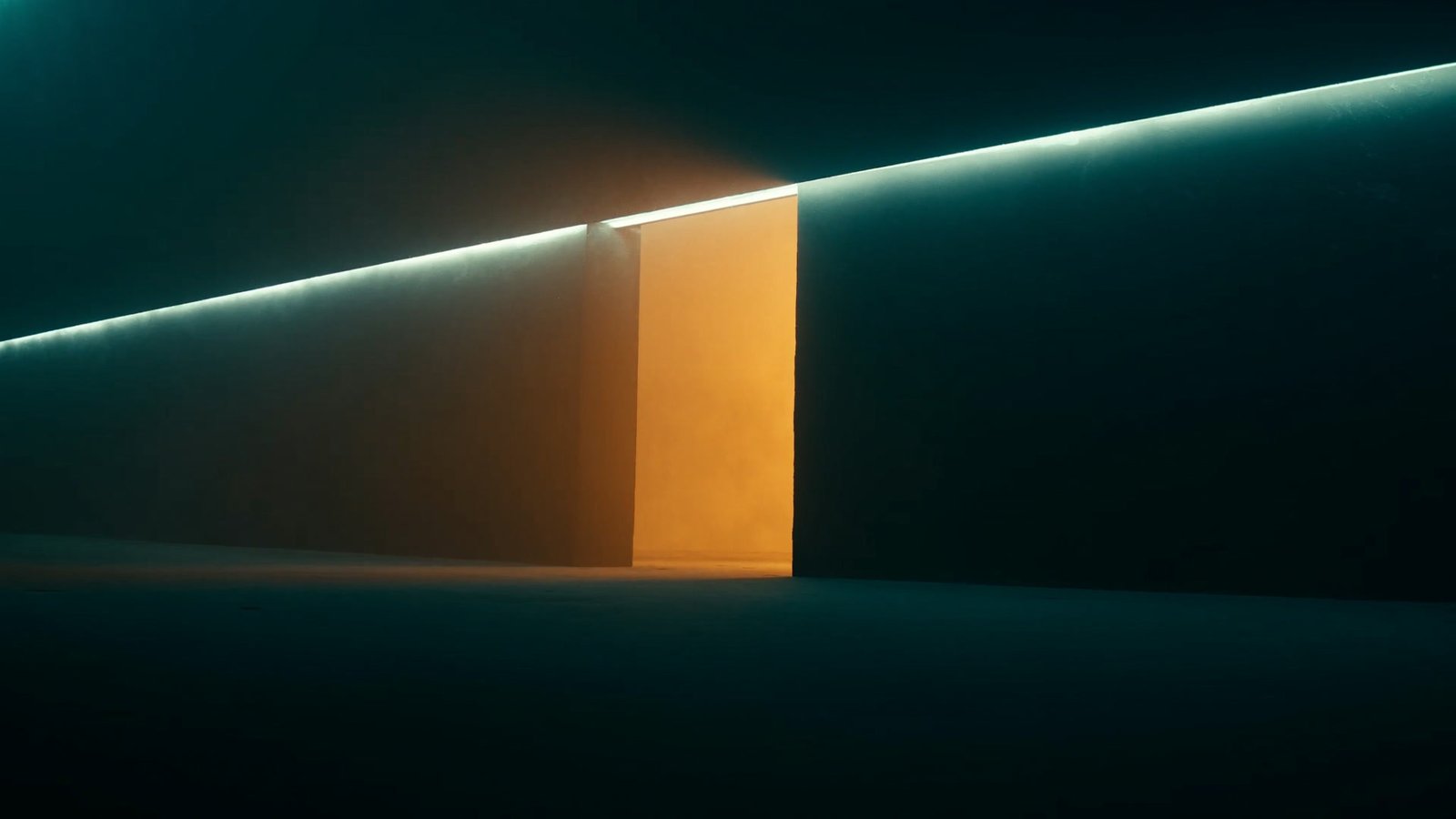 Warmes Licht leuchtet durch eine Glasscheibe